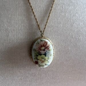 Vintage 1928 Porcelain Floral Locket Pendant Gold Tone Rope Chain 20 Inch